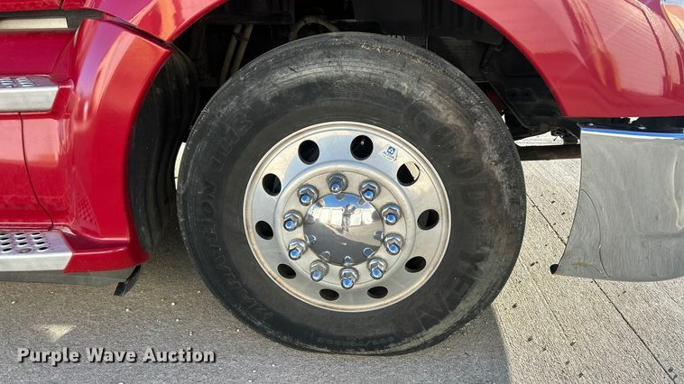 image for item ET6863 2016 Kenworth T680 semi truck