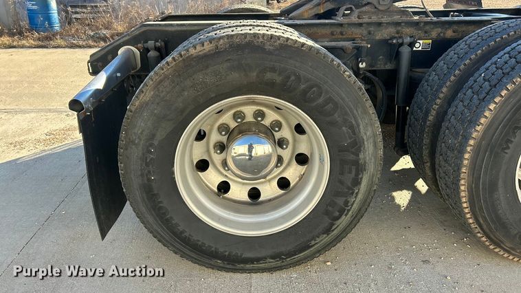 image for item ET6863 2016 Kenworth T680 semi truck