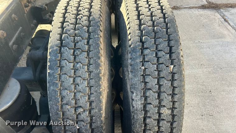 image for item ET6863 2016 Kenworth T680 semi truck