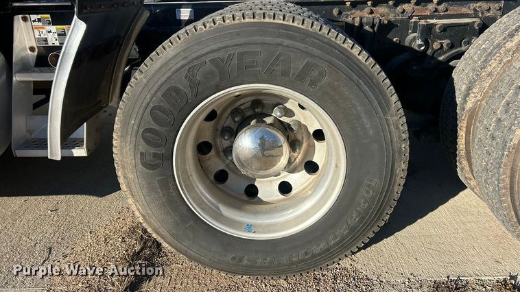 image for item ET6863 2016 Kenworth T680 semi truck