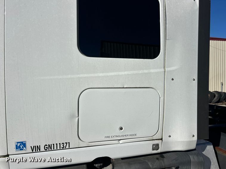 image for item ET6865 2016 International ProStar+122 semi truck