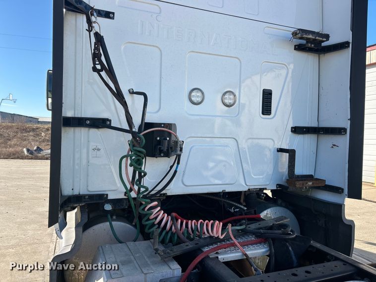 image for item ET6865 2016 International ProStar+122 semi truck