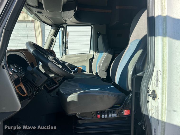 image for item ET6865 2016 International ProStar+122 semi truck