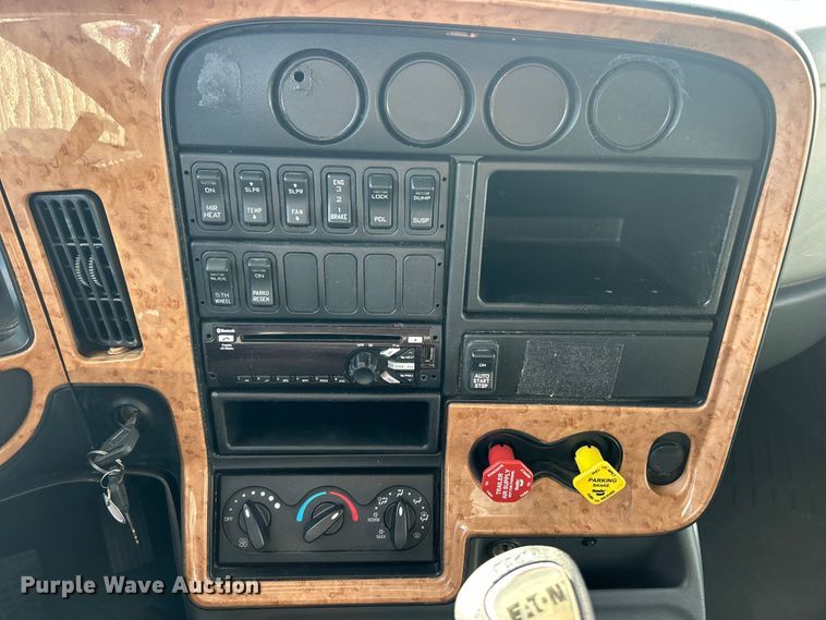 image for item ET6865 2016 International ProStar+122 semi truck