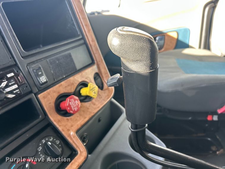 image for item ET6865 2016 International ProStar+122 semi truck