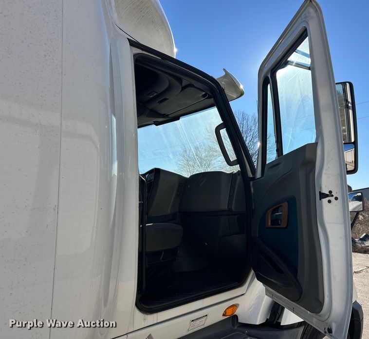 image for item ET6865 2016 International ProStar+122 semi truck