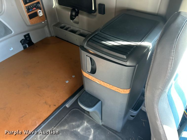 image for item ET6865 2016 International ProStar+122 semi truck