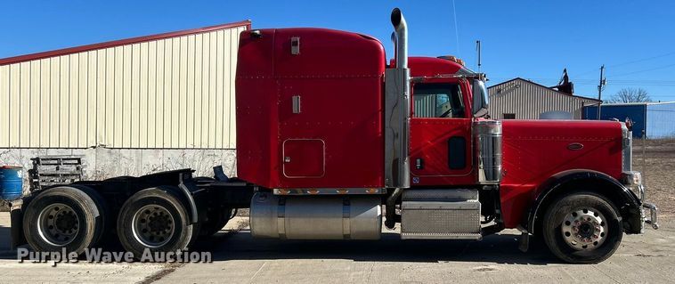 image for item ET6866 2014 Peterbilt 389 semi truck