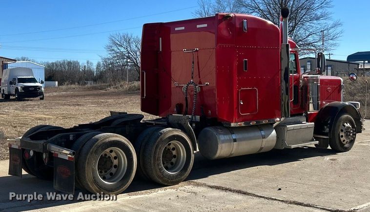 image for item ET6866 2014 Peterbilt 389 semi truck
