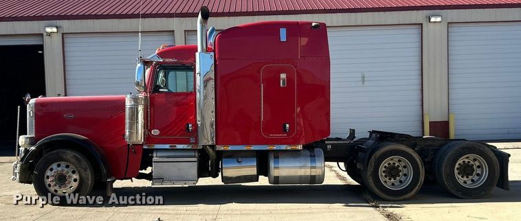 image for item ET6866 2014 Peterbilt 389 semi truck