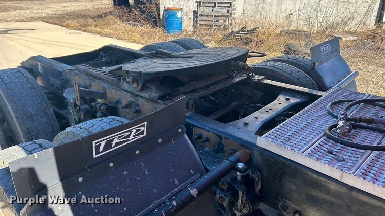 image for item ET6866 2014 Peterbilt 389 semi truck