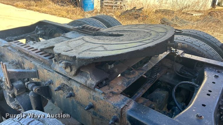 image for item ET6866 2014 Peterbilt 389 semi truck