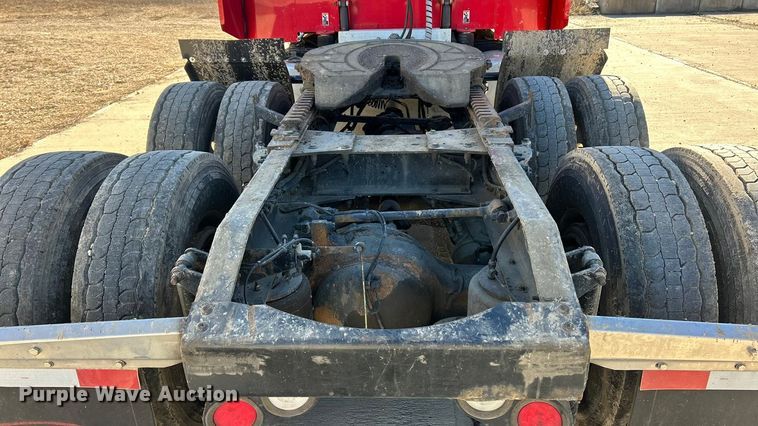 image for item ET6866 2014 Peterbilt 389 semi truck