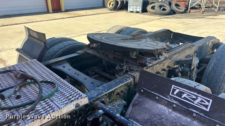 image for item ET6866 2014 Peterbilt 389 semi truck