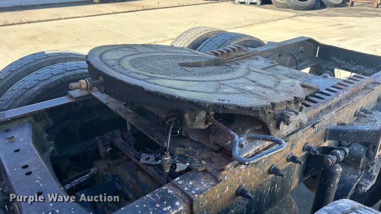 image for item ET6866 2014 Peterbilt 389 semi truck