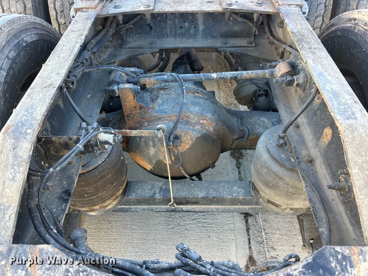 image for item ET6866 2014 Peterbilt 389 semi truck