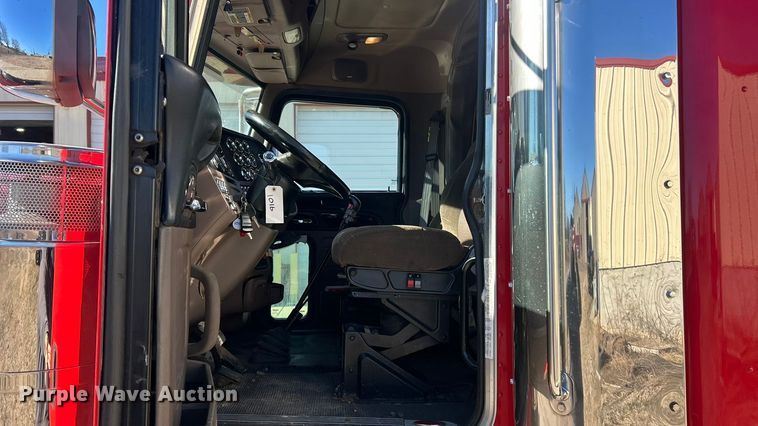 image for item ET6866 2014 Peterbilt 389 semi truck