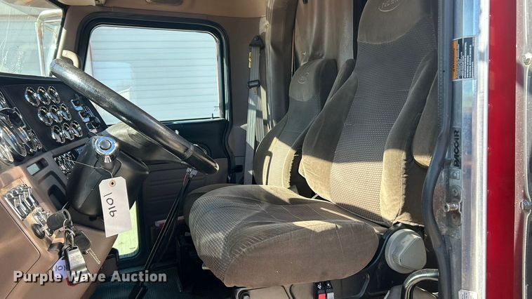 image for item ET6866 2014 Peterbilt 389 semi truck