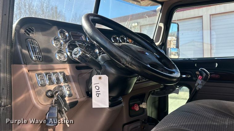 image for item ET6866 2014 Peterbilt 389 semi truck