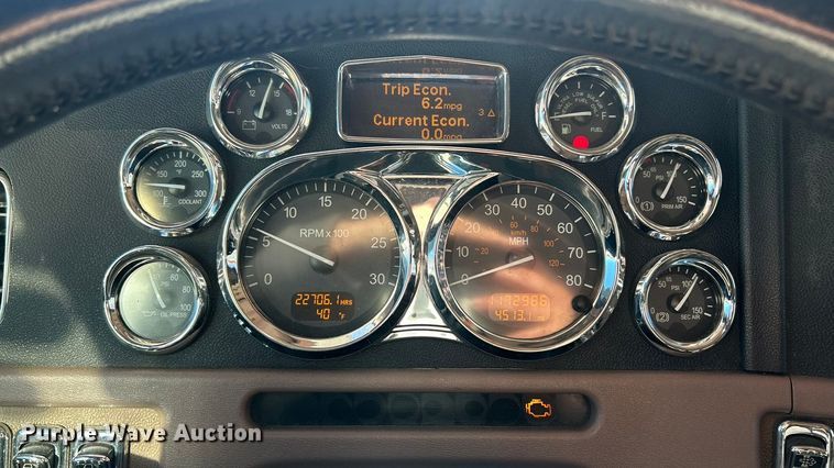 image for item ET6866 2014 Peterbilt 389 semi truck