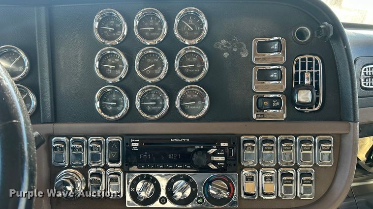 image for item ET6866 2014 Peterbilt 389 semi truck