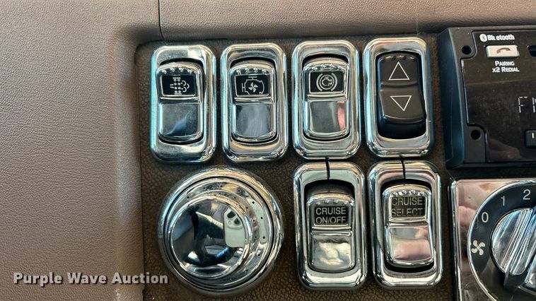 image for item ET6866 2014 Peterbilt 389 semi truck