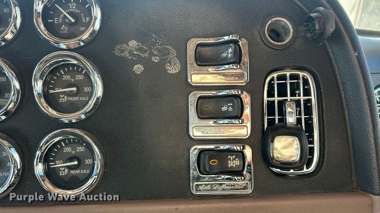 image for item ET6866 2014 Peterbilt 389 semi truck