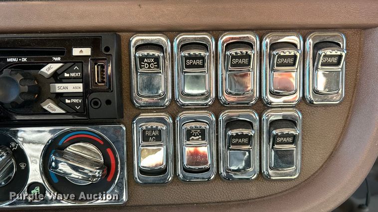 image for item ET6866 2014 Peterbilt 389 semi truck