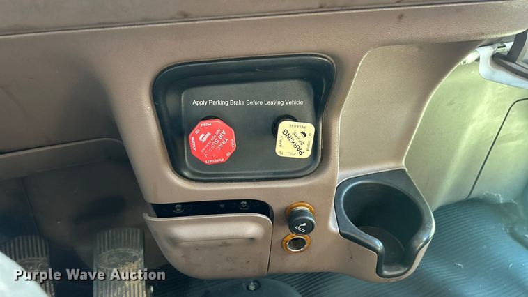 image for item ET6866 2014 Peterbilt 389 semi truck