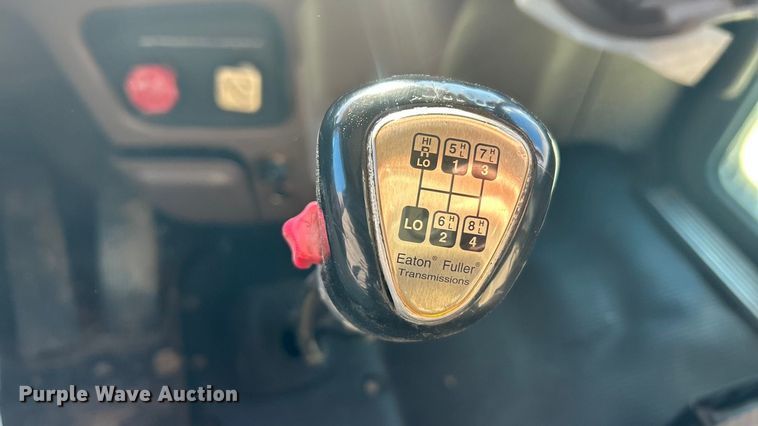 image for item ET6866 2014 Peterbilt 389 semi truck