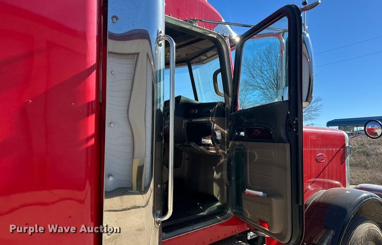 image for item ET6866 2014 Peterbilt 389 semi truck