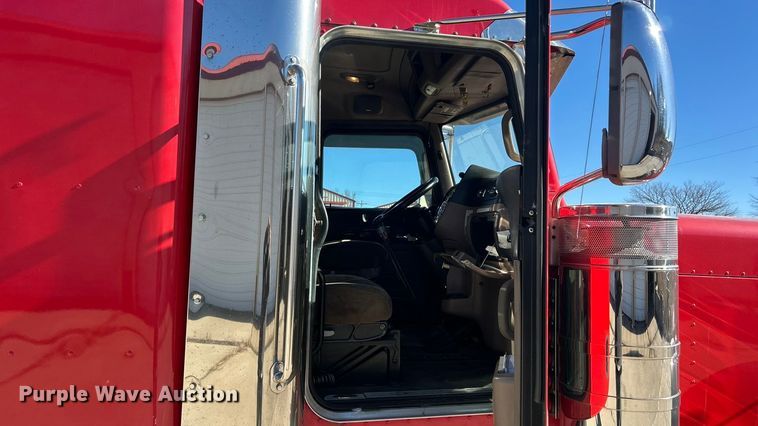 image for item ET6866 2014 Peterbilt 389 semi truck