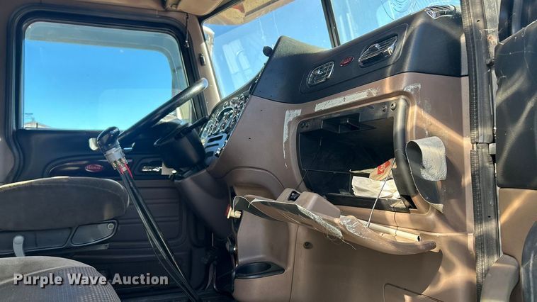 image for item ET6866 2014 Peterbilt 389 semi truck