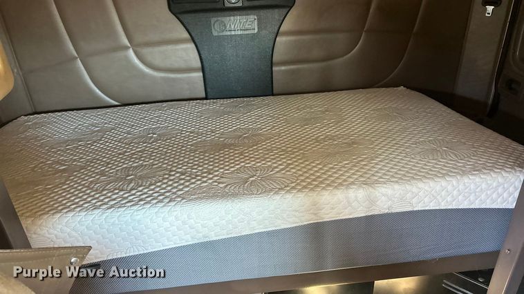 image for item ET6866 2014 Peterbilt 389 semi truck