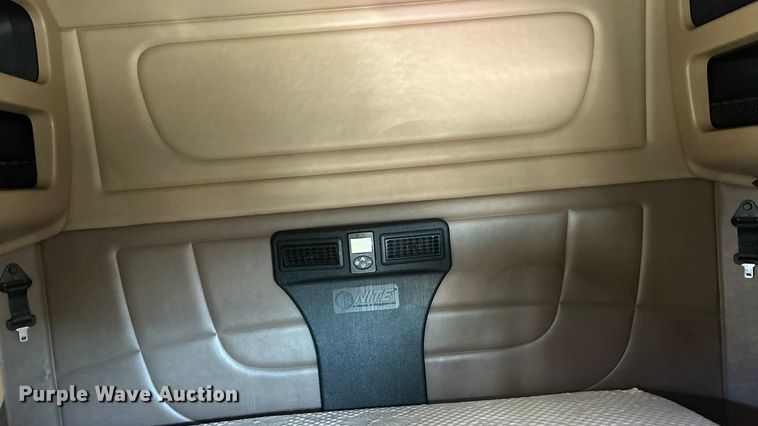 image for item ET6866 2014 Peterbilt 389 semi truck