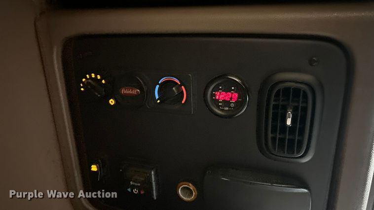 image for item ET6866 2014 Peterbilt 389 semi truck