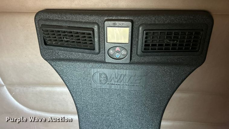 image for item ET6866 2014 Peterbilt 389 semi truck