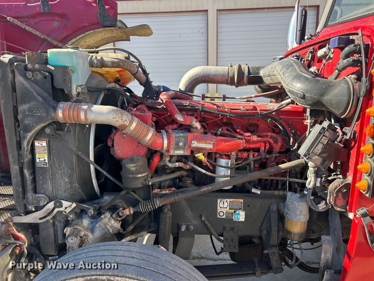 image for item ET6866 2014 Peterbilt 389 semi truck