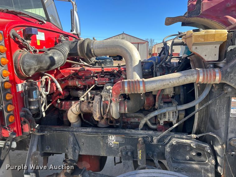 image for item ET6866 2014 Peterbilt 389 semi truck