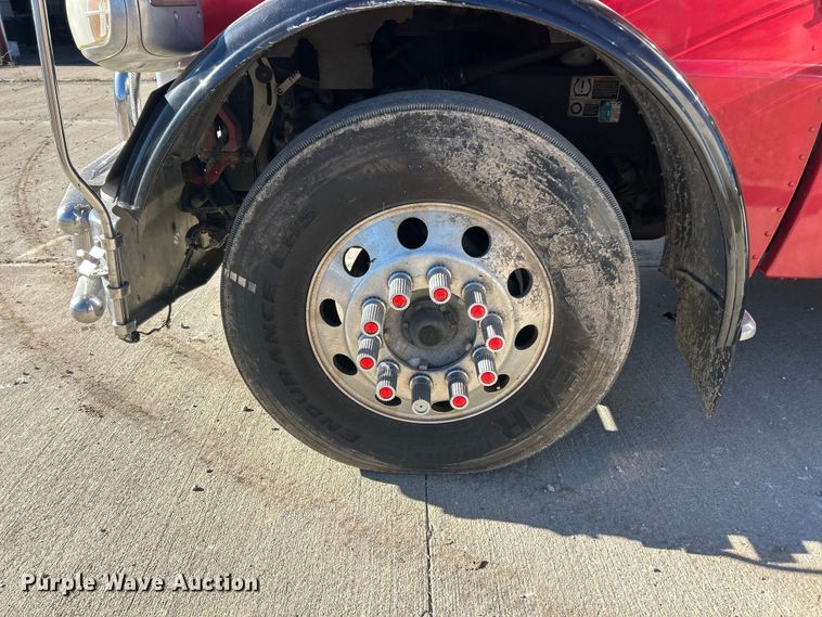 image for item ET6866 2014 Peterbilt 389 semi truck