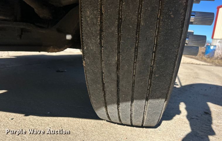 image for item ET6866 2014 Peterbilt 389 semi truck