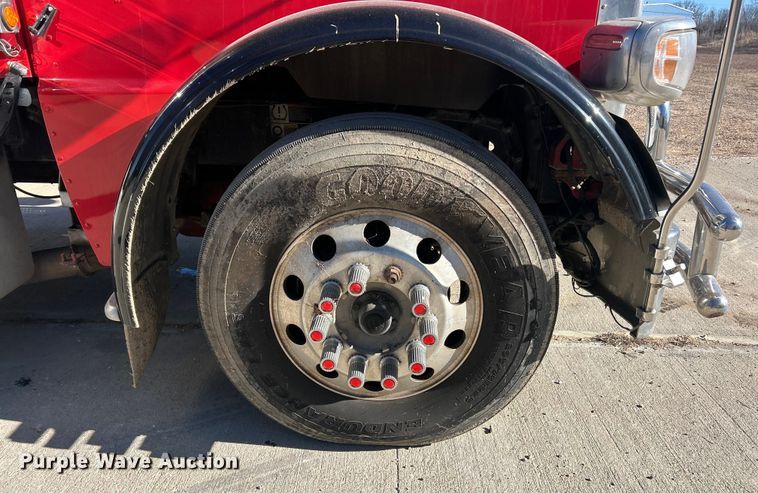 image for item ET6866 2014 Peterbilt 389 semi truck