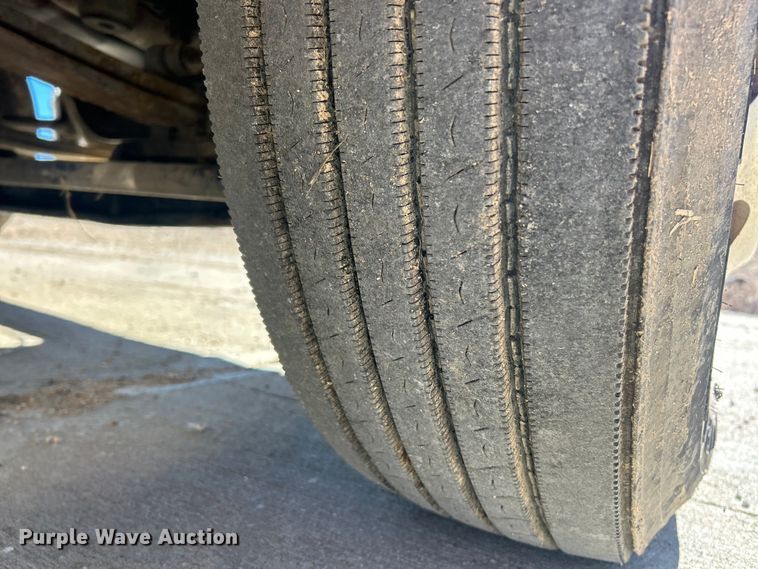 image for item ET6866 2014 Peterbilt 389 semi truck