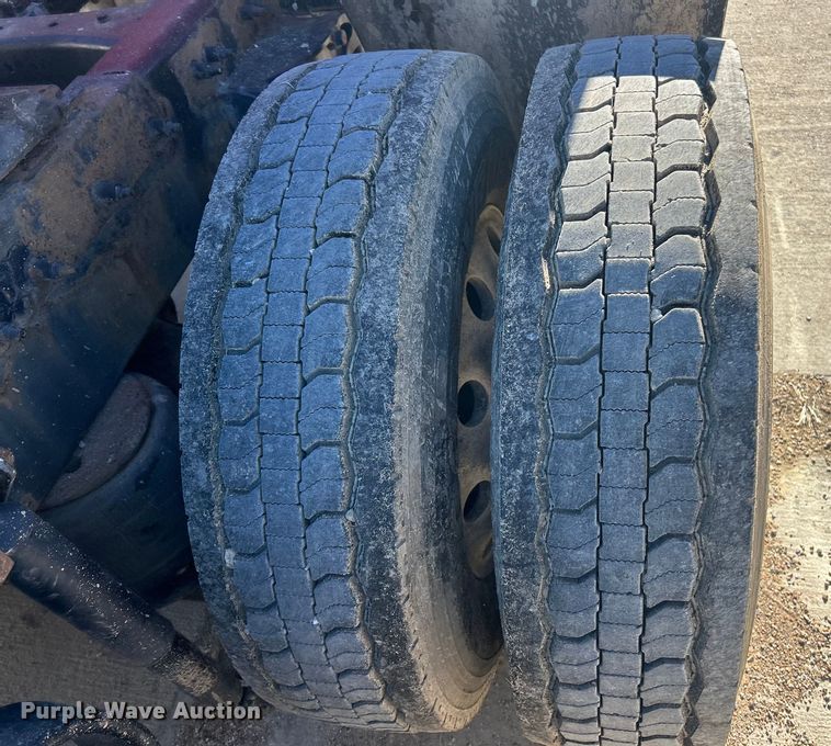 image for item ET6866 2014 Peterbilt 389 semi truck