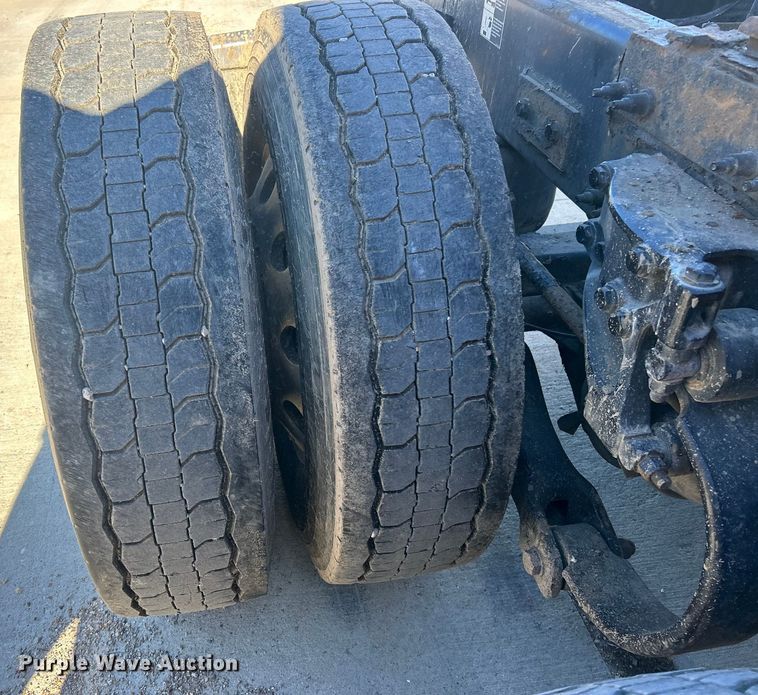 image for item ET6866 2014 Peterbilt 389 semi truck