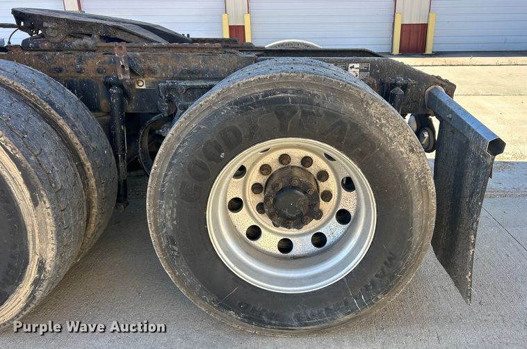 image for item ET6866 2014 Peterbilt 389 semi truck