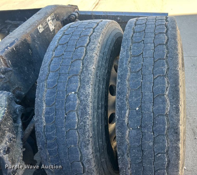 image for item ET6866 2014 Peterbilt 389 semi truck