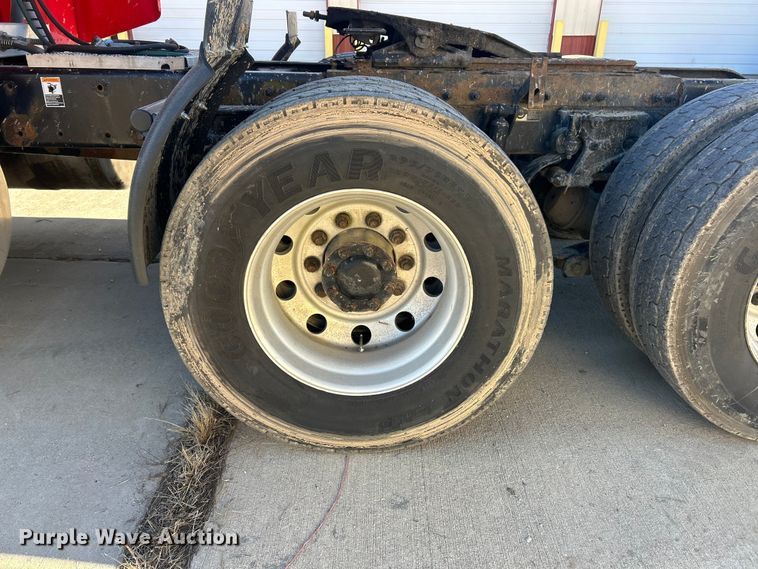 image for item ET6866 2014 Peterbilt 389 semi truck