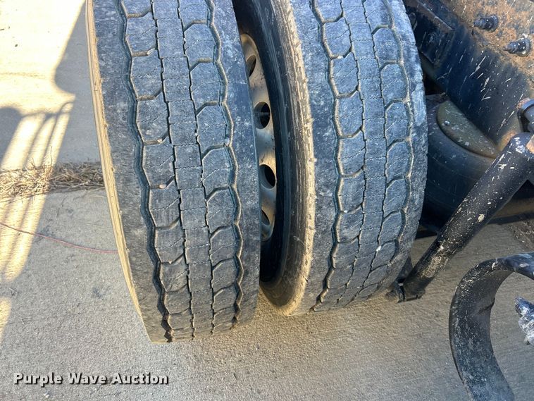 image for item ET6866 2014 Peterbilt 389 semi truck