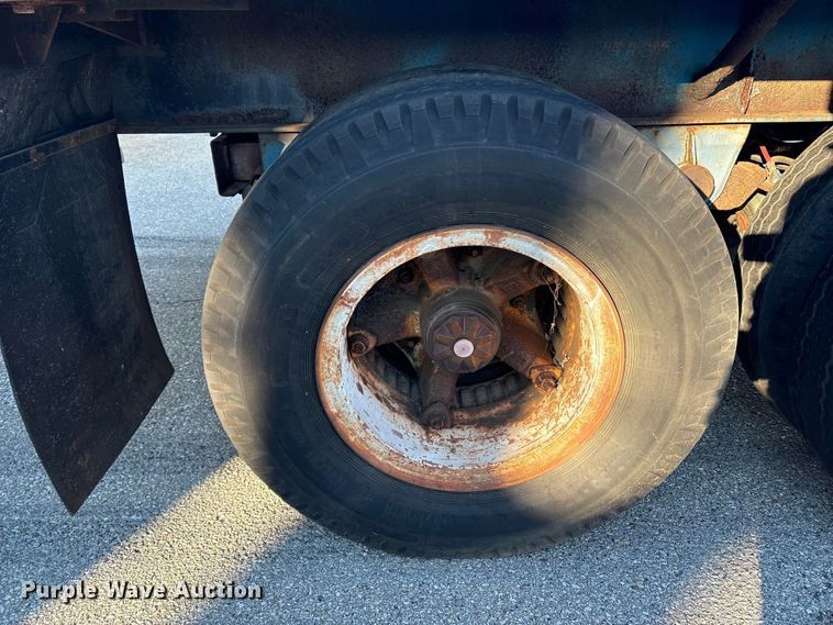 image for item ET8643 1986 Fruehauf PB80-F2-40 flatbed trailer